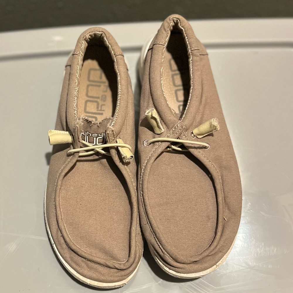 Big boy tan/Brown Hey Dudes size 6-7